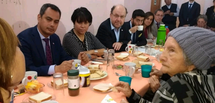 El titular de Desarrollo Social desayunó con las usuarias del Hogar Julia Navarro de Antofagasta, donde finalizó la gira que lo llevó a la Segunda Región. 