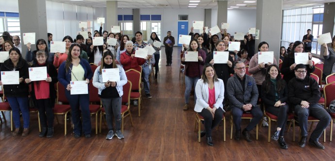 Sandra Pakarati, jefa de gabinete y representante de la Seremi, certificó a las 120 personas que ya recibieron el apoyo del Gobierno tras finalizar el cuarto año medio -modalidad adulto- y que, son o fueron parte de los programas del Subsistema de Seguridades y Oportunidades del Ministerio, durante el período de estudios.  