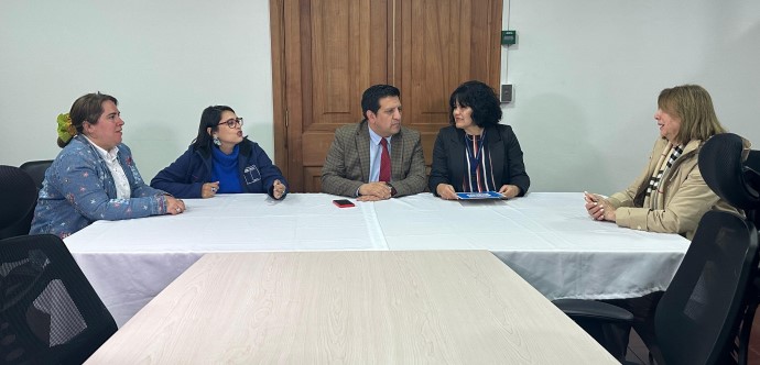 Las seremis de Desarrollo Social y Familia, de Gobierno y de la Mujer y la Equidad de Género, junto al delegado presidencial destacaron que la credencial de cuidadora permitirá facilitar el trámite que debe realizarse entre el 7 y 9 de octubre ante la Junta Electoral respectiva.