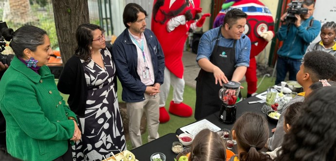 La ministra (s) de Desarrollo Social y Familia, Francisca Gallegos, junto a la secretaria ejecutiva de EVS, Paula Rojas y el director regional de Junaeb, Raúl Alvear, invitaron a las familias a incorporar alimentos frescos como frutas, verduras y hortalizas en esta celebración que ya se encuentra asentada en el país. Con esto, se busca evitar el consumo excesivo de dulces y otros alimentos con sellos de advertencia.
