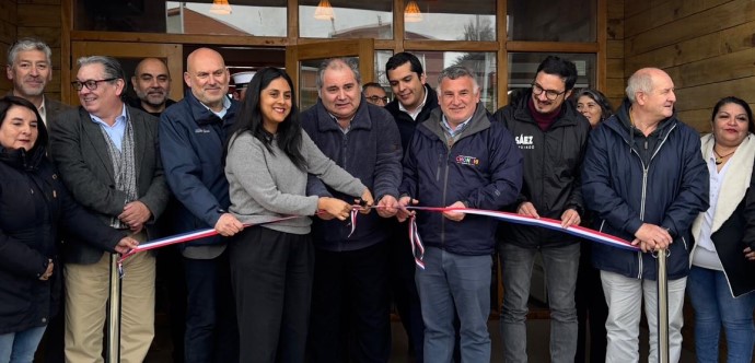 El recinto, dedicado a cuidar a quienes cuidan, cuenta con espacios para que estas accedan a servicios públicos, atención psicológica, creación de redes de apoyos, talleres y actividades para fomentar emprendimientos. Se trata del décimo centro inaugurado en la Región de Los Lagos y el sexto de Chiloé. Con esta inauguración, Chile Cuida completa la apertura de 46 Centros Comunitarios de Cuidados a lo largo del país.