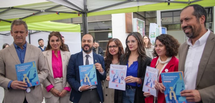 La iniciativa fue presentada por las ministras de Desarrollo Social y Familia, Javiera Toro; y de la Secretaría General de Gobierno, Camila Vallejo; el ministro de Transportes y Telecomunicaciones, Juan Carlos Muñoz; y la directora nacional de Senama, Claudia Asmad.