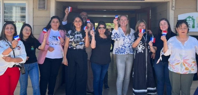 El recinto, dedicado a cuidar a quienes cuidan, cuenta con espacios para que estas accedan a servicios públicos, atención psicológica, creación de redes de apoyos, talleres y actividades para fomentar emprendimientos. Se trata del tercer centro inaugurado en la Región Metropolitana. Con esta inauguración, Chile Cuida completa la apertura de 48 Centros Comunitarios de Cuidados a lo largo del país.