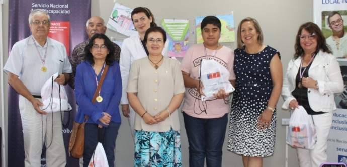 Natalia Zamorano, (36 años), de la comuna de Machalí, se quedó con el primer lugar en la categoría de Agrupaciones, Adultos: “Fue una buena experiencia porque rescata lo artístico cultural que tienen las personas con discapacidad. Mi dibujo, que va a quedar acá en Senadis, está hecho con lápiz pastel y representa la inclusión en todo ámbito tanto laboral, como social, es lo que quise reflejar en el dibujo que lleva como nombre Mundo Inclusivo”. 