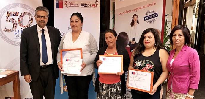  El programa Desarrollo de Competencias Laborales (DCL) permite a las mujeres buscar una autonomía económica como pilar fundamental, sobre todo para aquellas que viven en situación de pobreza y se encuentran limitadas por la vida familiar.