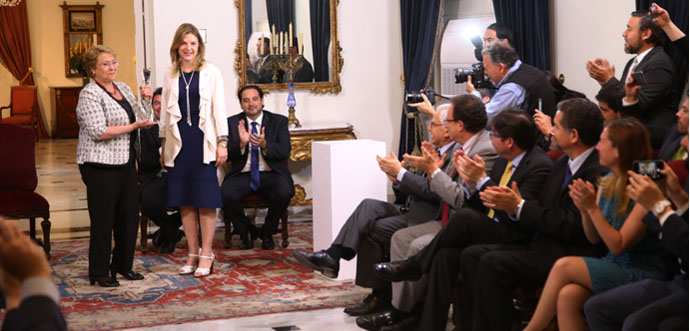 En el Palacio de La Moneda la Gobernante agradeció el reconocimiento de Naciones Unidas, y se convierte así en la primera Mandataria de Sudamérica en recibir el galardón. Entre los asistentes a la ceremonia se encontraba el Ministro de Desarrollo Social, Marcos Barraza.