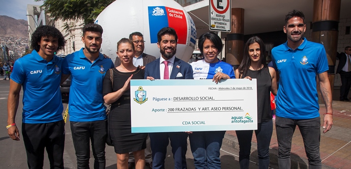 Un enorme cheque con el aporte de 200 frazadas marcó la primera donación  del CDA y Aguas Antofagasta a la Campaña de Invierno, impulsada por la Seremi de Desarrollo Social.