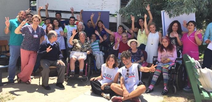 Las directoras metropolitanas de ambos servicios, Pamela Mardones y María Asunción Cekalovic, llegaron junto a un grupo de jóvenes voluntarios al ELEAM Cordillera de los Andes de Puente Alto.