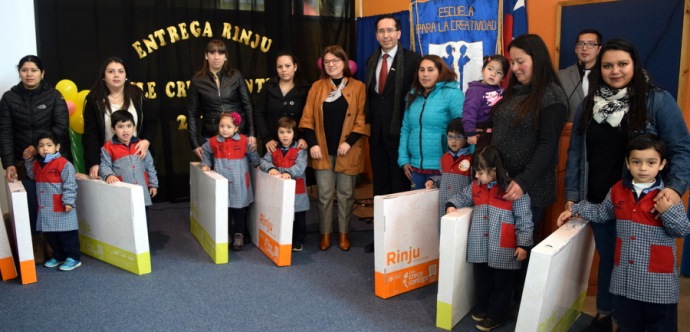 Este set de apoyo al aprendizaje  se entregará a los alumnos de prekinder de las escuelas municipales de la Región.  