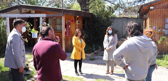 La autoridad regional fue a supervisar la instalación de una residencia temporal para familias en situación de calle, que funcionan en el marco de los Centros Temporales para la Superación ofreciendo comida, abrigo, baños, lavandería y otras facilidades a quienes residen ahí.