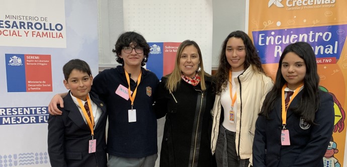 Seremi Nayadeth Ahumada junto a delegados del Consejo Consultivo de Niños Niñas y Adolescentes