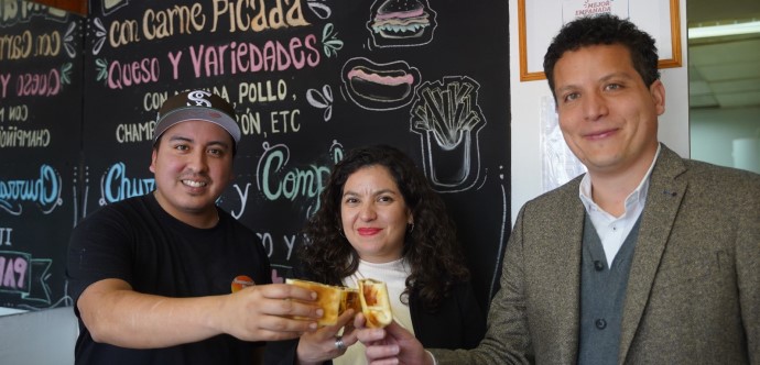 Las autoridades visitaron “Empanadas Emita”, un emprendimiento local de la comuna de Lo Barnechea que ganó el concurso a Mejor Empanada FOSIS 2022, lo que le permitió formalizarse y crecer como negocio