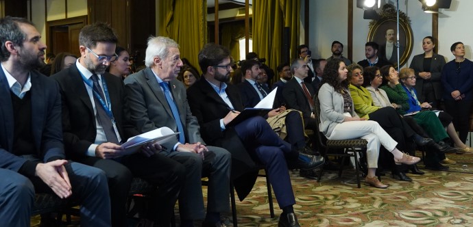 Presidente junto a Ministros en jornada OCDE