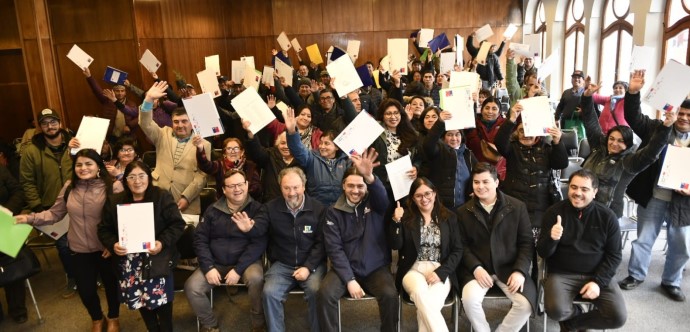 Entre las autoridades presentes en la ceremonia de entrega de estos recursos se encontraba el Gobernador Regional de Los Ríos, Luis Cuvertino Gómez; el Seremi de Desarrollo Social y Familia, Roberto Giubergia Valderrama; la directora regional de CONADI Región de Los Ríos, Gaby Marihuán Colihuinca; entre otras autoridades.