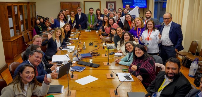 Las autoridades destacaron el acuerdo transversal que se logró con parlamentarias y parlamentarios de todos los sectores, y con la participación de organizaciones de personas cuidadoras. Ahora se abre un plazo de indicaciones hasta el 7 de octubre.