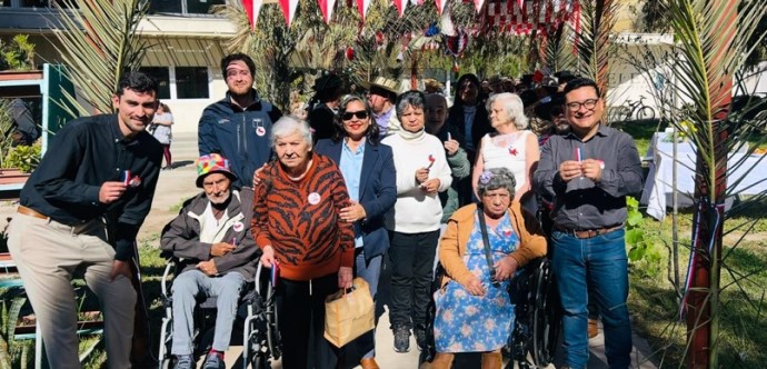 Las agrupaciones folclóricas, “Espuelas del Desierto” y “Danzares de Mi Tierra”, deleitaron con sus destrezas a las y los asistentes, quienes disfrutaron de comida típica, como empanadas, mote con huesillo, por nombrar sólo algunos ejemplos. 