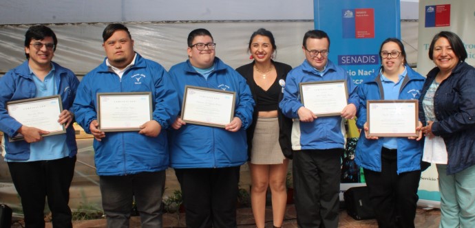 Buscando generar una oportunidad laboral para los jóvenes con discapacidad que integran la Fundación Eleva, la iniciativa apostó por la transferencia de competencias técnicas para la creación y  el trabajo en un invernadero inclusivo.