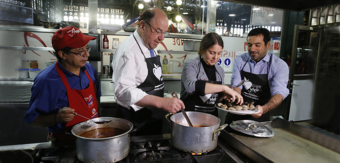 •	El ministro de Desarrollo Social y Familia, Alfredo Moreno y la nueva directora de Elige Vivir Sano, Daniela Godoy, prepararon un plato nutritivo de $6.000 (para cuatro personas), en el restaurant Donde Augusto.