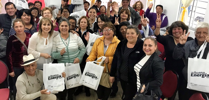 Más de 50 personas mayores de Alto Hospicio, en el programa de actividades de conmemoración de su mes, participaron en charlas del programa Con Buena Energía, donde recibieron tips para disminuir el consumo eléctrico en sus hogares. 