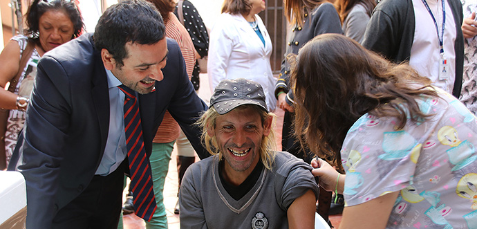 La iniciativa responde a una alianza entre los ministerios de Desarrollo Social y Familia y de Salud, a través de la cual se inmunizará a personas de 43 centros de superación a nivel nacional. 