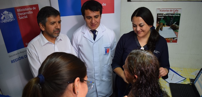 El seremi de Salud, Francisco Alvarez y el seremi de Desarrollo Social, Ricardo Figueroa encabezaron un operativo de vacunación contra la influenza para personas en situación de calle.
