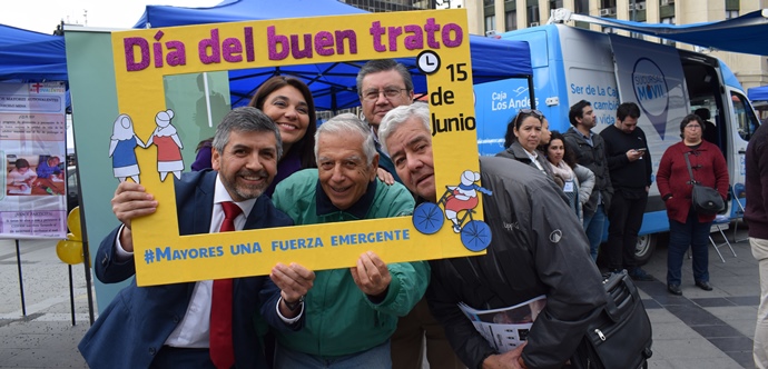 En la actividad se dio a conocer los alcances de la figura del “Defensor Mayor”, anunciado por la Primera Dama, Cecilia Morel, el que se encargará de prestar asesoría jurídica en todas las regiones de Chile.