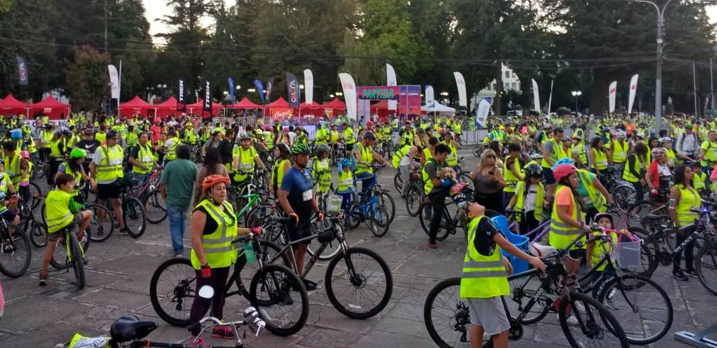 Seremi de Desarrollo Social y Deportes llegaron hasta la explanada de Intendencia, lugar donde a las  20:00 horas dieron el vamos a la partida. La chillaneja Francisca Abarzúa recibió el premio mayor de una bicicleta Mountain Bike  Aro 29  marca TREK.