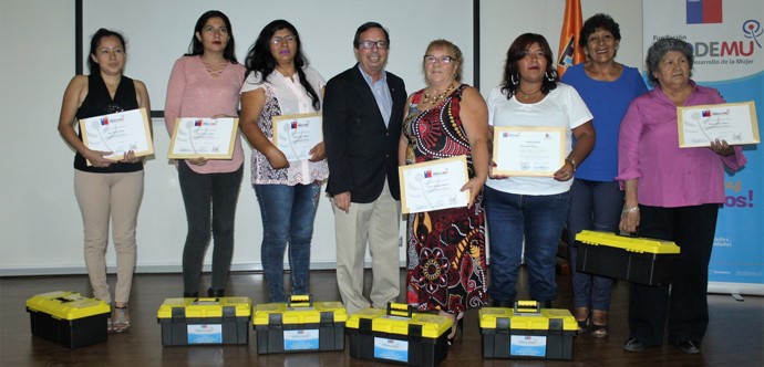 12 mujeres se especializaron en reparación de cañerías y artefactos sanitarios tras programa de Prodemu, el ministerio de Desarrollo Social y la subsecretaría del Trabajo.