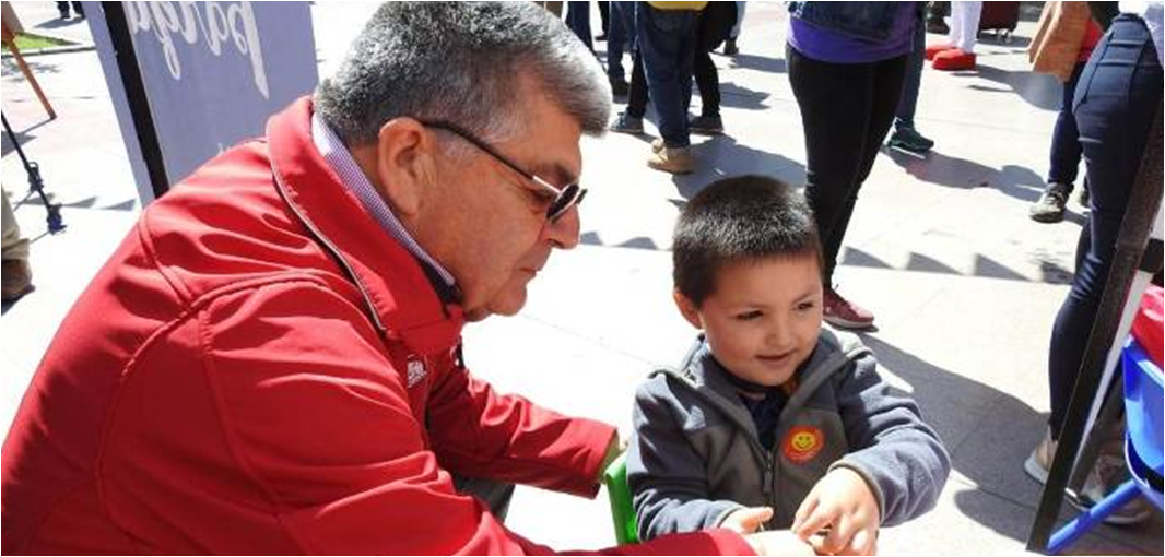 La instancia, llevada a cabo en la Plaza de Armas de Copiapó, contó con bailes entretenidos, colaciones sanas, frutas, verduras e información para una nutrición sin sellos.  