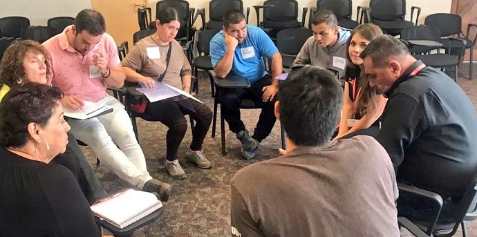 Estas guías en braille son un apoyo para la inclusión de las personas con discapacidad visual, permitiendo que puedan  seguir la conversación y el desarrollo de este proceso de escucha social