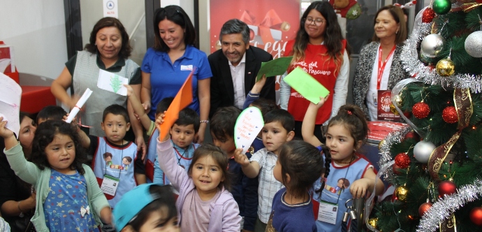 Secretario regional ministerial compartió con niños y niñas del Jardín Infantil JUNJI “Estrellita del Futuro” de Gómez Carreño. La tradicional iniciativa solidaria culmina el próximo 21 de diciembre.