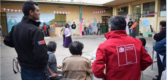 El seremi de Desarrollo Social y Familia llegó hasta un albergue ubicado en pleno Barrio Puerto para liderar la actividad.