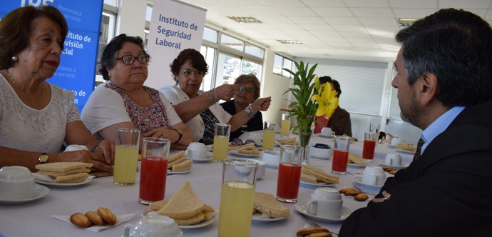  Autoridades, entre ellas el seremi de Desarrollo Social, compartieron un desayuno informativo con un grupo de personas mayores pertenecientes a diferentes organizaciones.