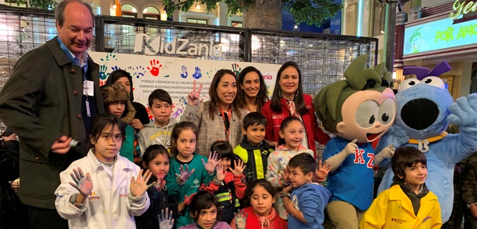 Esta nueva alianza beneficiará a los niños y niñas del programa Abriendo Caminos de la Región Metropolitana permitiendo que vivan la experiencia de conocer KidZania. 