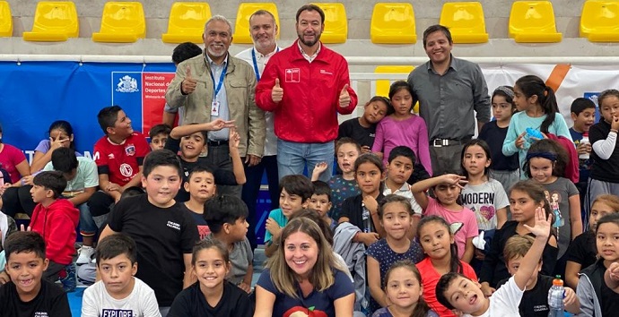 La secretaria ejecutiva del sistema Elige Vivir Sano, Daniela Godoy, visitó las instalaciones para corroborar la correcta funcionalidad de los artefactos deportivos y compartir con niños, niñas, jóvenes y adultos mayores que se encontraban en el lugar. 