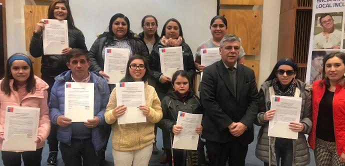 Distribuidos en modalidad individual y colectiva, los convenios beneficiarán a  23 estudiantes  que cursan estudios de educación superior  y a personas que postularon al Programa Tránsito a la Vida Independiente.