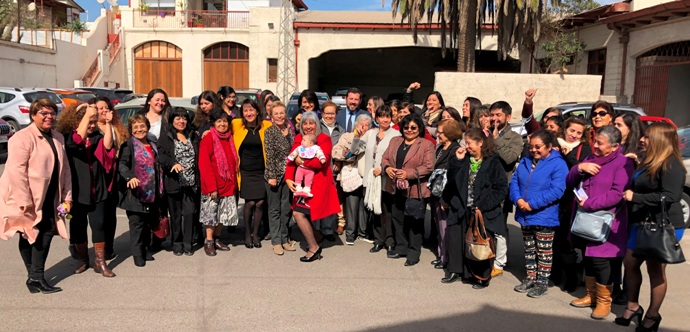 En la jornada participaron más de 40 mujeres, quienes con gran emoción compartieron sus historias de vida, recibiendo el título de “súper mamás”.   