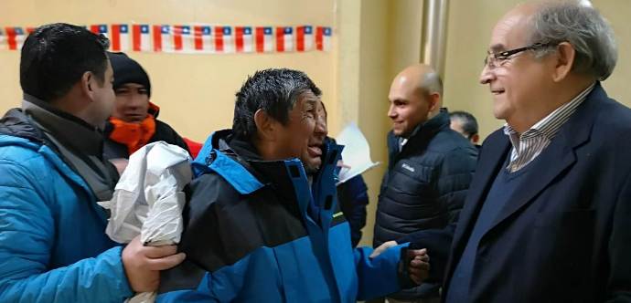 El seremi de Desarrollo Social y Familia y el gobernador del Ranco visitaron la noche del miércoles el albergue de la capital provincial.