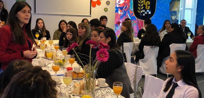 Para anunciar la entrega del beneficio, la seremi de Desarrollo Social y Familia, Doris Osses, desayunó con alumnos del Colegio Concepción de Chillán que este año recibirán el beneficio.