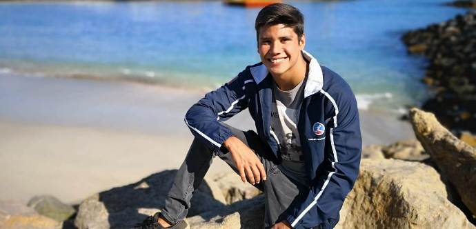 Acaba de nadar 22 kilómetros y su nombre ya acapara portadas. A los 17 años, entrena cinco horas al día y promete nuevos desafíos, entre ellos cruzar el Canal de la Mancha.