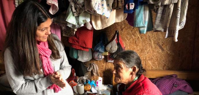 Dos módulos de dormitorio y un baño con sistema de agua caliente son parte de las soluciones habitacionales que recibirá familia rural de la comuna de San Carlos que fue visitada por la seremi de Desarrollo Social y Familia, Doris Osses. 