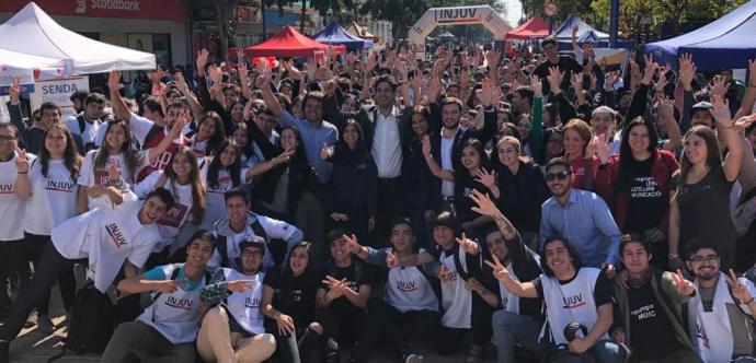 200 jóvenes  voluntarios, pertenecientes a diversas instituciones educativas,  concretaron hoy la iniciativa de limpiar las calles céntricas  y otros puntos  de la ciudad.