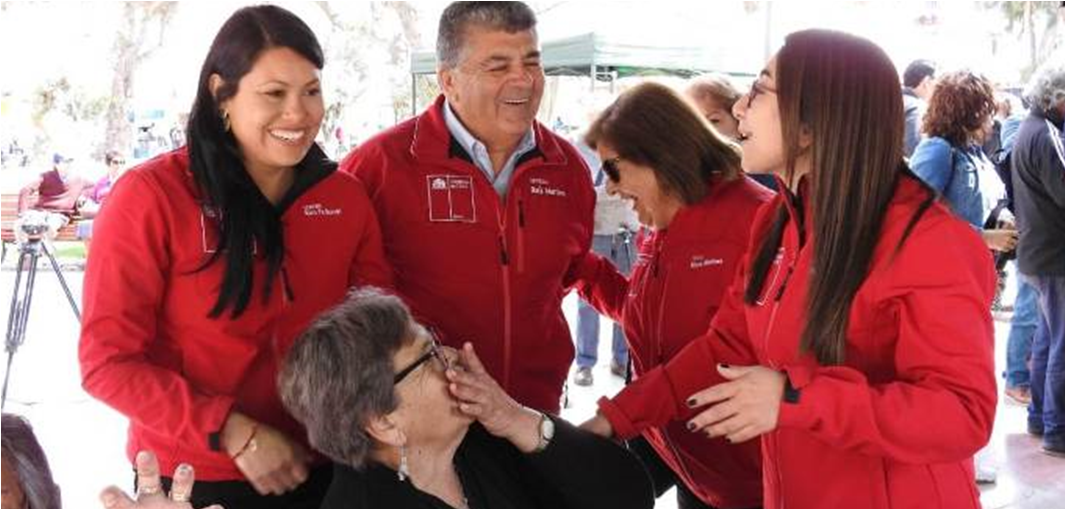 La actividad, organizada en la plaza de Armas de Copiapó, fue gratuita para todos los adultos mayores que transitaran por el lugar, teniendo la opción de revisar su estado de salud, modificar su estilo de pelo o masajes restauradores. 