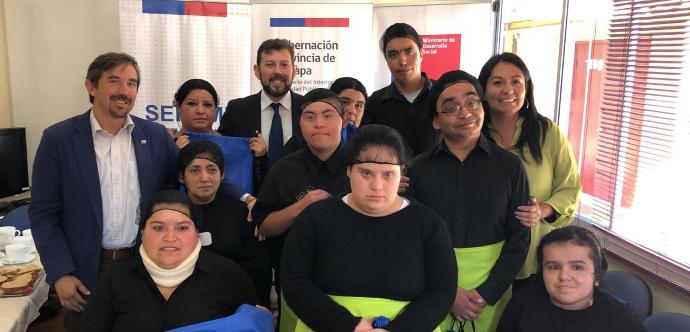 Seremi de Desarrollo Social y Familia, junto a voluntarias del Desafío Levantemos Chile, comenzaron la entrega de un kits de abrigo que incluyen una parka térmica, guantes y gorro.