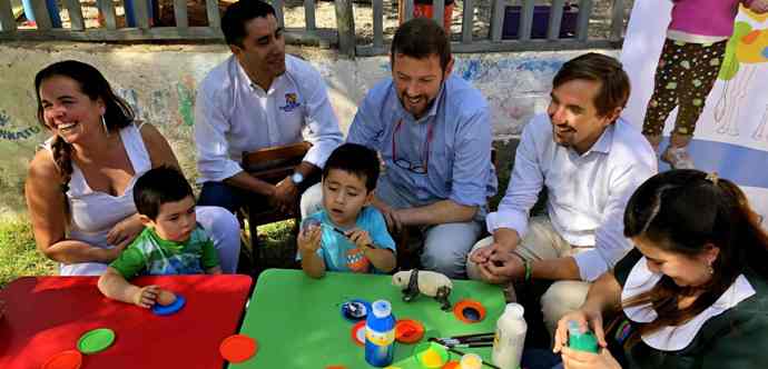 La actividad consistió en que los niños pintaran huevos cocidos con témperas de colores, que luego serían escondidos por las educadoras, para posteriormente iniciar la búsqueda.