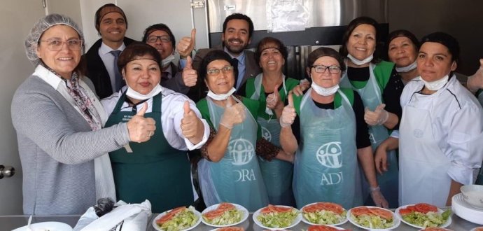 Sebastián Villarreal, junto a la intendenta María Loreto Letelier, lanzaron la Unidad Móvil de la agencia Adra, que entregará servicios de almuerzo, lavandería y atención psicosocial a personas en situación de calle y migrantes en tránsito. 