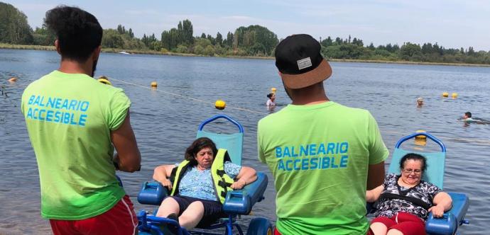 Desde la implementación del balneario accesible en 2017,   cerca de 350 personas  se han beneficiado gracias al  uso de sillas anfibias y bastones especiales de apoyo, guiados por un equipo de profesionales.