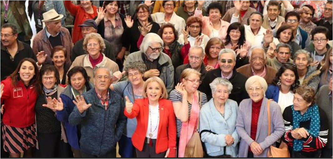 En lo que era un homenaje al artista argentino Astor Piazzolla, la seremi de Desarrollo Social y familia, Catherine Rodríguez, y la coordinadora del SENAMA Metropolitano, Pamela Mardones, lideraron la instancia amparada en el programa Adulto Mejor.