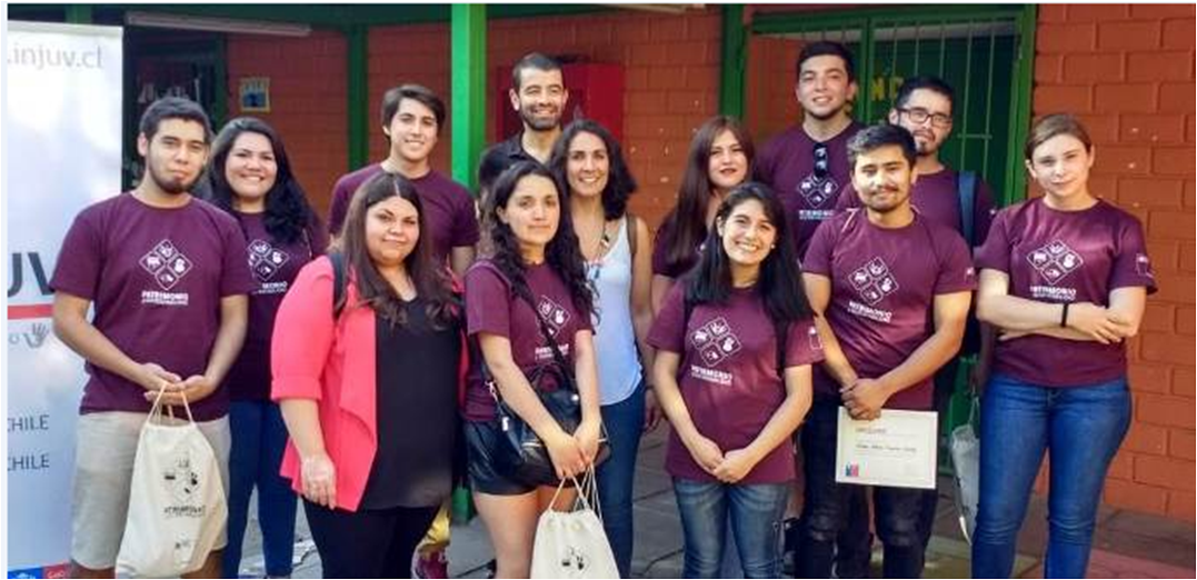 En presencia de decenas de beneficiarios, la directora María Asunción Cekalovic entregó certificados de reconocimiento a los voluntarios que ayudaron a restaurar el patrimonio cultural del vecindario.