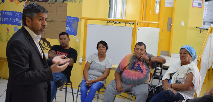 Seremi de Desarrollo Social y Familia de Valparaíso, Ricardo Figueroa, sostuvo una entretenida y franca  conversación con participantes del programa Noche Digna en la Hospedería del Hogar de Cristo